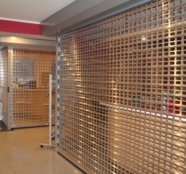 Steel rolling grilles